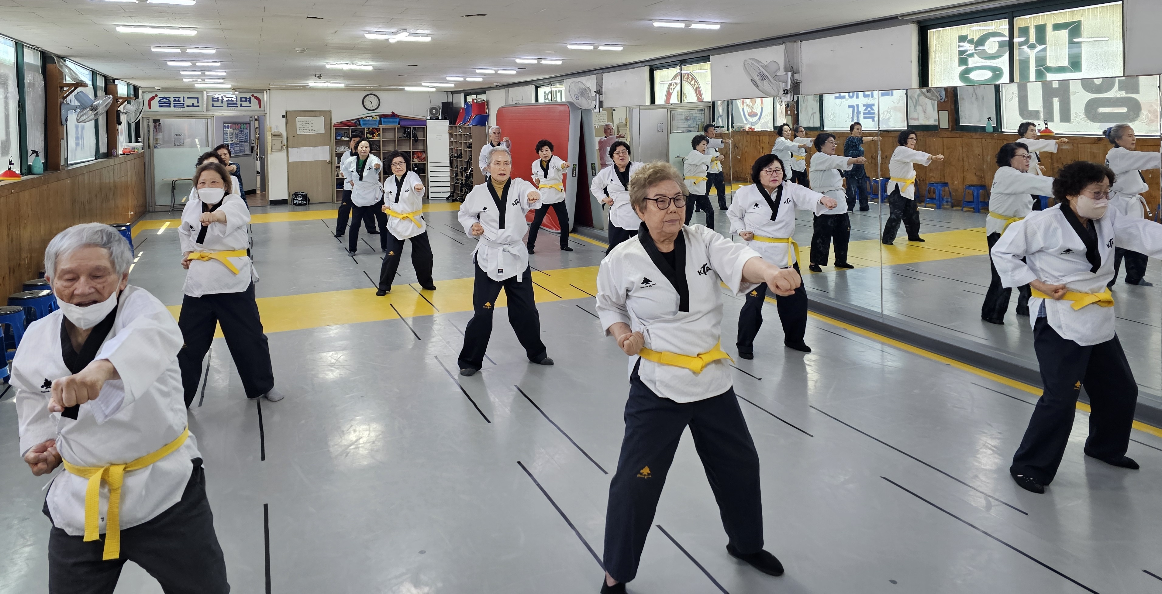 3. 실버태권도.jpg